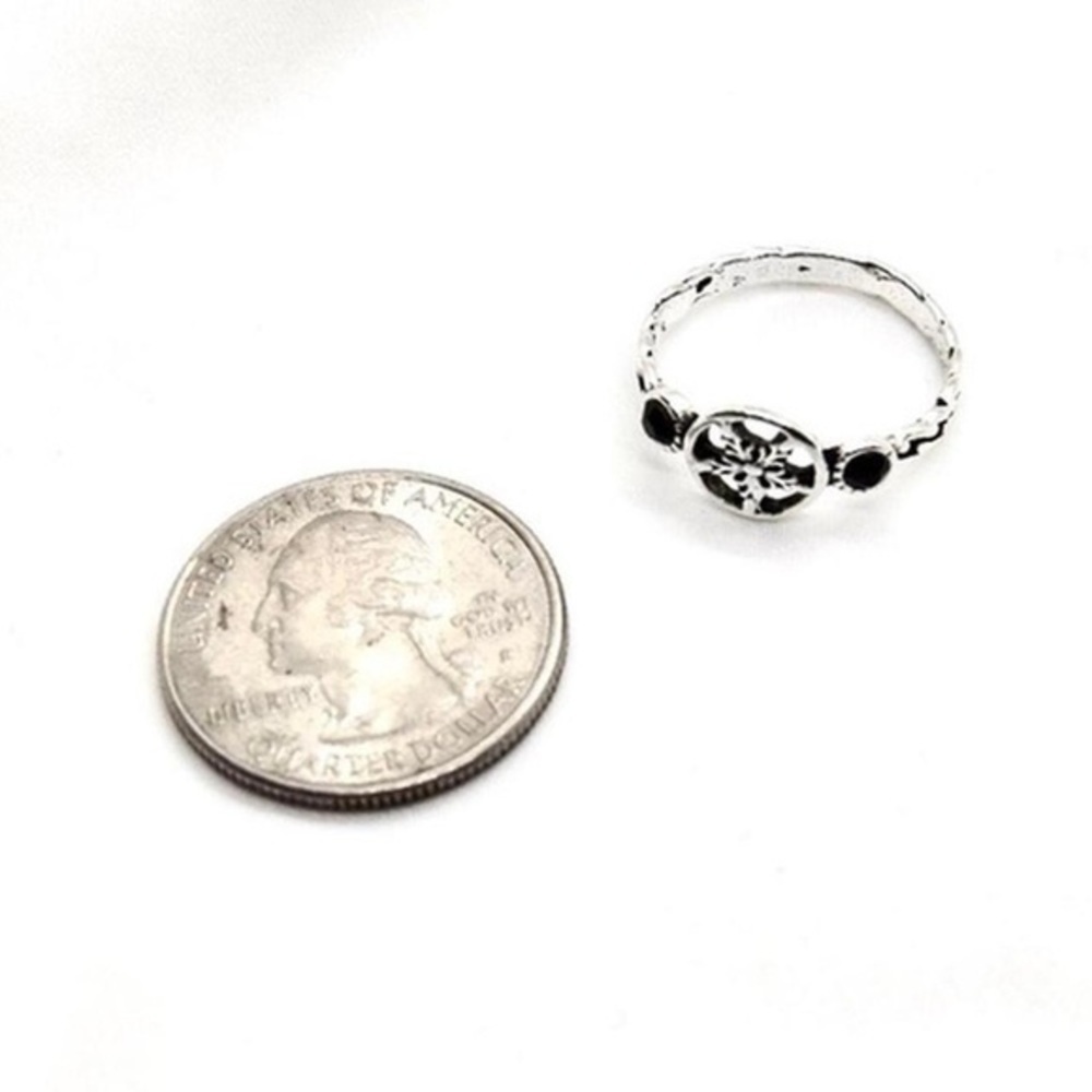 Minimal Star Ring - Picture 2 of 4